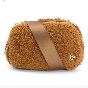 Lululemon Everywhere Belt Bag- Pumpkin/
Rust Sherpa With Gold Hardware 1L